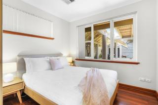 20m to the Ocean Blue Water Views & Walk to Cafés & Dining - 3