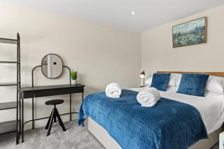 Large Stunning & Modern Home with Private Parking - 8