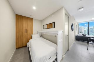 Stylish 1BR plus Den - Rooftop Pool - Near Downtown - 4
