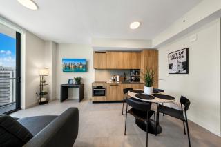Stylish 1BR plus Den - Rooftop Pool - Near Downtown - 8