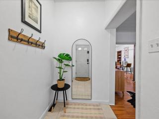 King Bed Apartment Near Butler St - 5