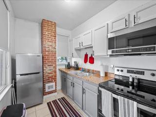 King Bed Apartment Near Butler St - 6