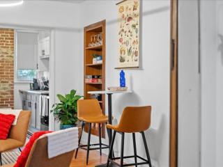 King Bed Apartment Near Butler St - 2