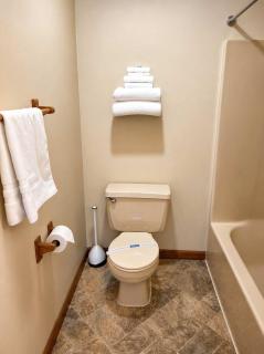 Room 30-1 Queen Jacuzzi Suite-Woodland Motor Lodge - 8