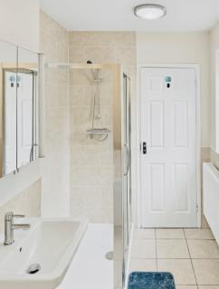 Stylish 2-Bedroom House Near City Centre - 5
