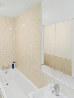 Stylish 2-Bedroom House Near City Centre - 3