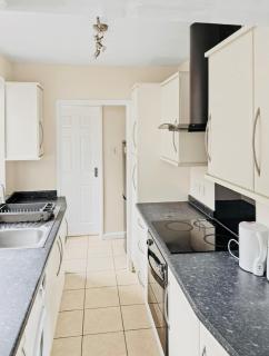 Stylish 2-Bedroom House Near City Centre - 2