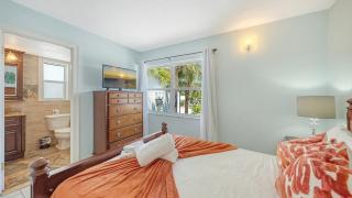 2L Lido Key Steps to Beach Walk to St Armands - 1