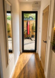 Nottingham Cabin Sleeps 4 - Free Parking & WiFi - 4