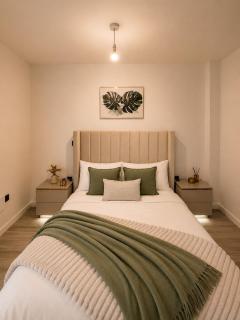 Luxury 1 bedroom apartment- Amazing city skyline views- free parking- pool table- city centre - 2