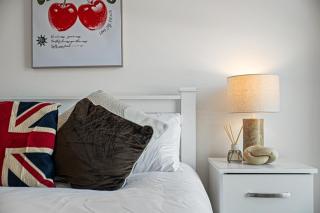Spacious apartment in trendy Brixton sleeps 5 - 5