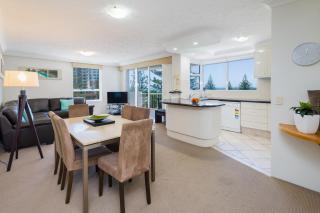 The Ritz Resort Heated Pool - Gold Coast - 9