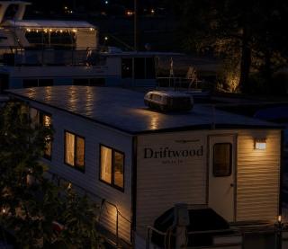 Driftwood Cozy Houseboat on the Water for 2 - 8