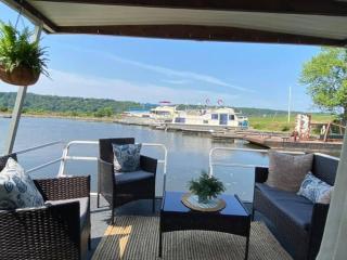 Driftwood Cozy Houseboat on the Water for 2 - 6