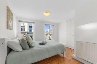 Spacious apartment in trendy Brixton sleeps 5 - 9