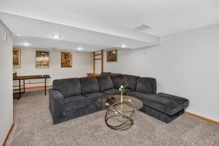 Work & Relax, 3BR Duplex with Workspace and Street Parking - Ankeny - 3