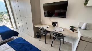 Moderno Apartamento Con Balcón Y Vista a la Piscina - 4
