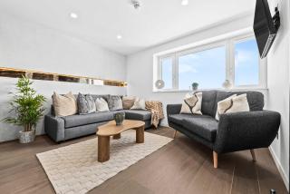 Luxury 3 Bed Modern Design Home Guildford, Chic Spacious Design - Sleeps 8, Free Parking! Pet Friendly, Great for groups- By Blue Puffin Stays - 9