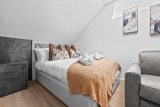 Luxury 3 Bed Modern Design Home Guildford, Chic Spacious Design - Sleeps 8, Free Parking! Pet Friendly, Great for groups- By Blue Puffin Stays - 8