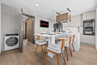 Luxury 3 Bed Modern Design Home Guildford, Chic Spacious Design - Sleeps 8, Free Parking! Pet Friendly, Great for groups- By Blue Puffin Stays - 1
