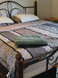 Airy Room with King bed in Central Mississauga Near Airport - 9