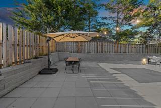 Cozy Seaside Bungalow, Brand New Hot Tub, Fast WiFi & W&D - Walk to the Beach - 2