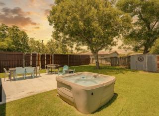 2 Kings Hot Tub Modern Cottage Hill Country - 4