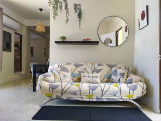 3BR For 7 Central AC & Laundry - Walk to Town - 5
