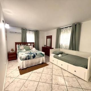 Spacious 2BR Apt - Kitchen - Laundry - WiFi - 8