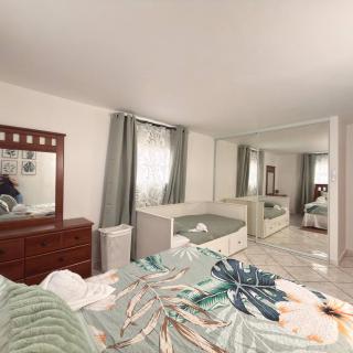 Spacious 2BR Apt - Kitchen - Laundry - WiFi - 5