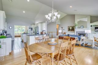 Private Shoreline & Green Bay Views! Family Home - 6