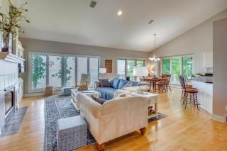 Private Shoreline & Green Bay Views! Family Home - 3