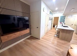 Upscale Basement Suite Private Entry Sleeps 4 - 6
