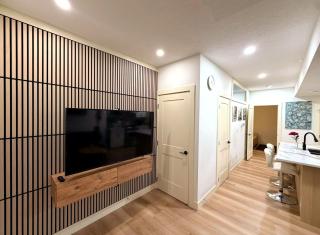 Upscale Basement Suite Private Entry Sleeps 4 - 0