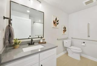 Terra Poolside Suite - ADA Accessible & Private Hot Tub - 3