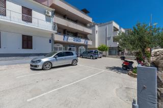 Apartments with parking space Omis - 25816 - 8