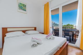 Apartments with parking space Omis - 25816 - 2