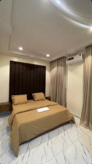 Chizzys Apartments - 3