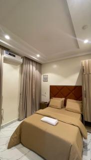 Chizzys Apartments - 1