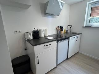 Souterrainwohnung - Perfekt für 2! Flughafen Küche - 8