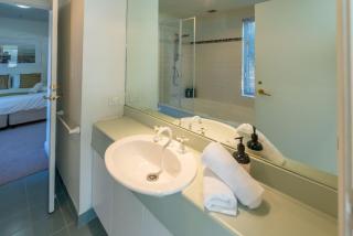 Bright and Spacious 4-Bedroom Apartment with City Views - 3