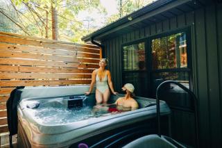 New Unique Silo with Hot Tub & King Beds Sleeps 6 - 8