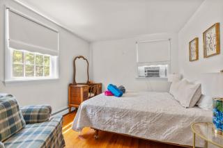 Charming Cape Cod Cottage Fire Pit Pet Friendly Minutes to the Beach - 2