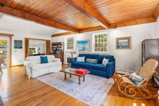Charming Cape Cod Cottage Fire Pit Pet Friendly Minutes to the Beach - 0
