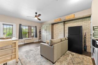 Rooster's Getaway and Studio Stay - 1