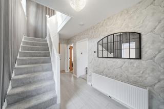 4BDR Luxe Home in Nottingham Parking - 9
