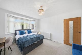 4BDR Luxe Home in Nottingham Parking - 1