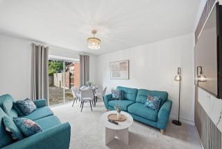 4BDR Luxe Home in Nottingham Parking - 2