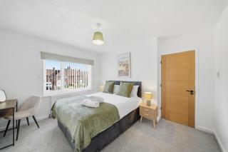 4BDR Luxe Home in Nottingham Parking - 7