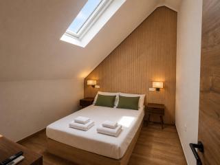 Madrid Pad with 2 Baths - 6